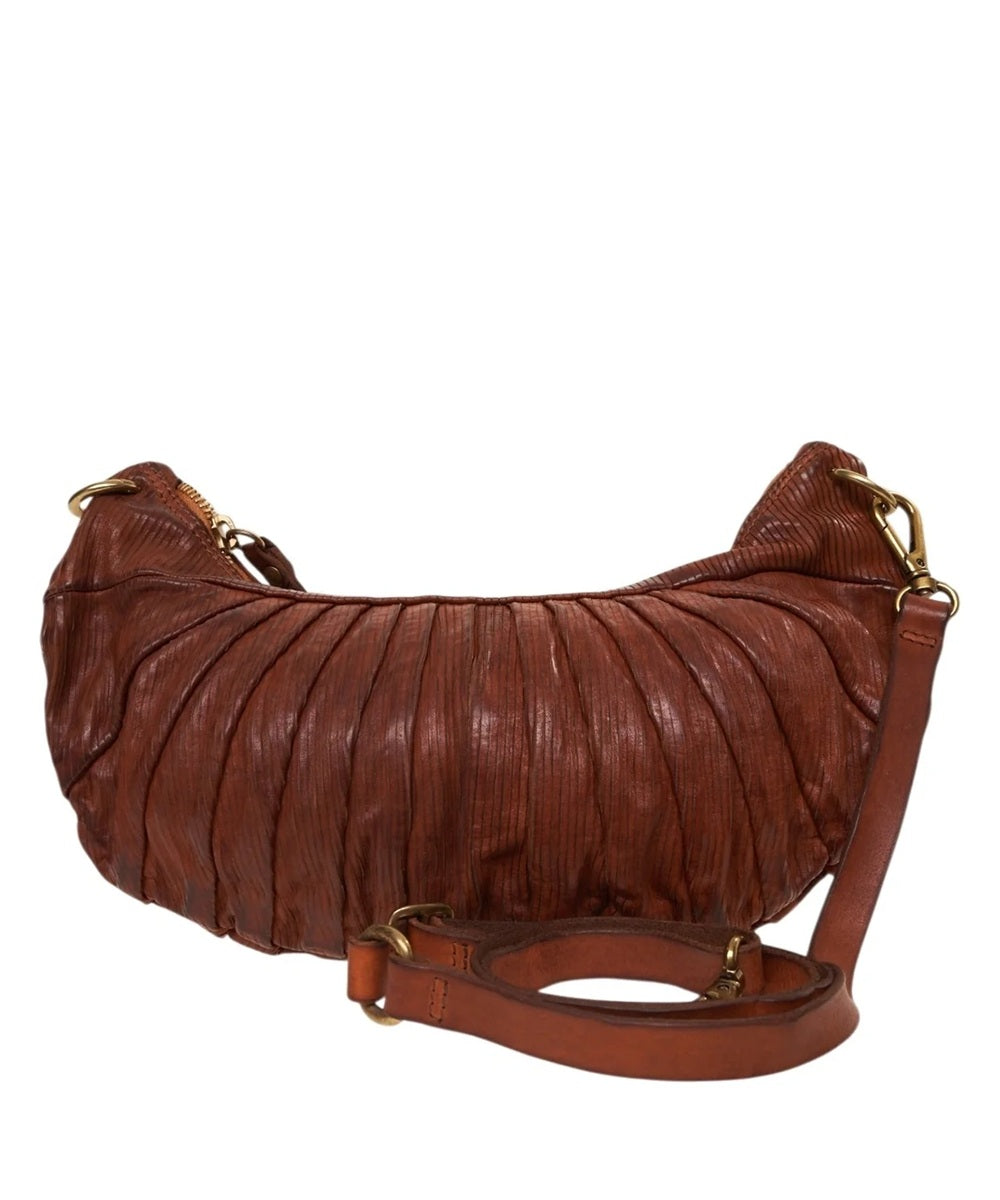 Borsa a forma di mezza luna, con una tracolla lunga e regolabile, e una piccola, entrambe staccabili e intercambiabili. Made in Italy