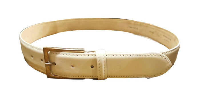 Cintura realizzata totalmente in pelle bianca, alta 3,5 cm. Adatta a donne e uomini. Made in Italy