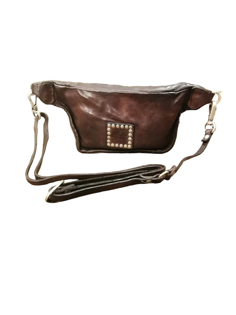 Piccolo marsupio realizzato in pelle, con la parte frontale realizzata in pelle di vacchetta a pelo. Made in Italy