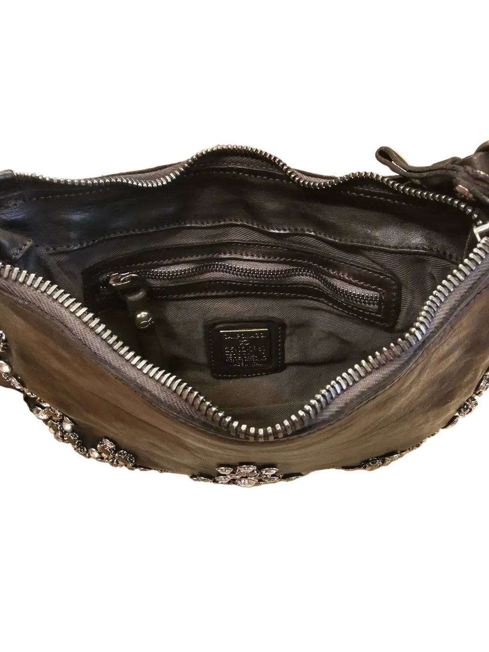 Pochette, della linea Teresa di Campomaggi. Decorata con borchie a forma di fiori e strass. Con doppia tracolla, una a mano e una regolabile. Made in Italy