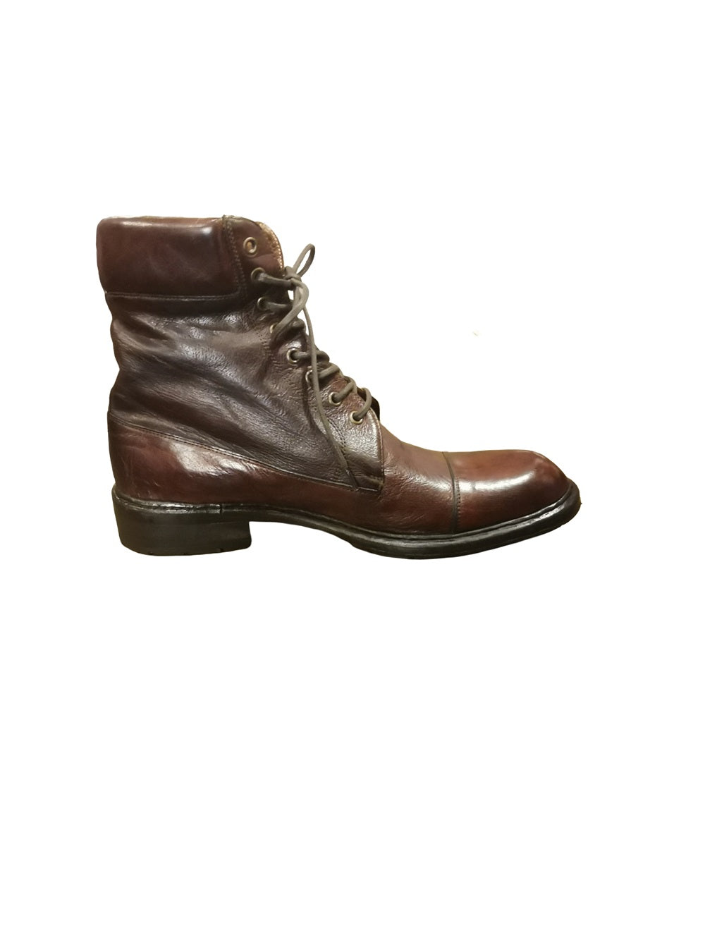 Stivaletto alto stringato da uomo, classico, elegante, un modello che non passa mai di moda.