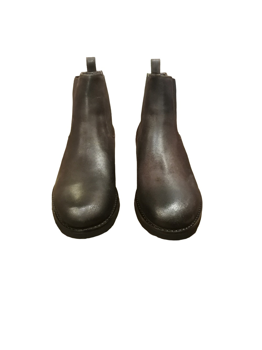 Stivaletto da uomo, in pelle rovesciata in Nabuk. Pratico e facile da indossare grazie alle due bande elastiche poste sui lati.
