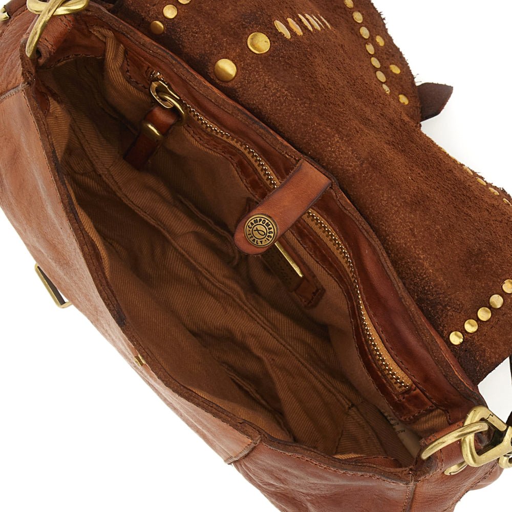 Tracolla in pelle con borchie Gioachina Campomaggi C029370ND X3010 Cognac - Pelletteria Allegrini