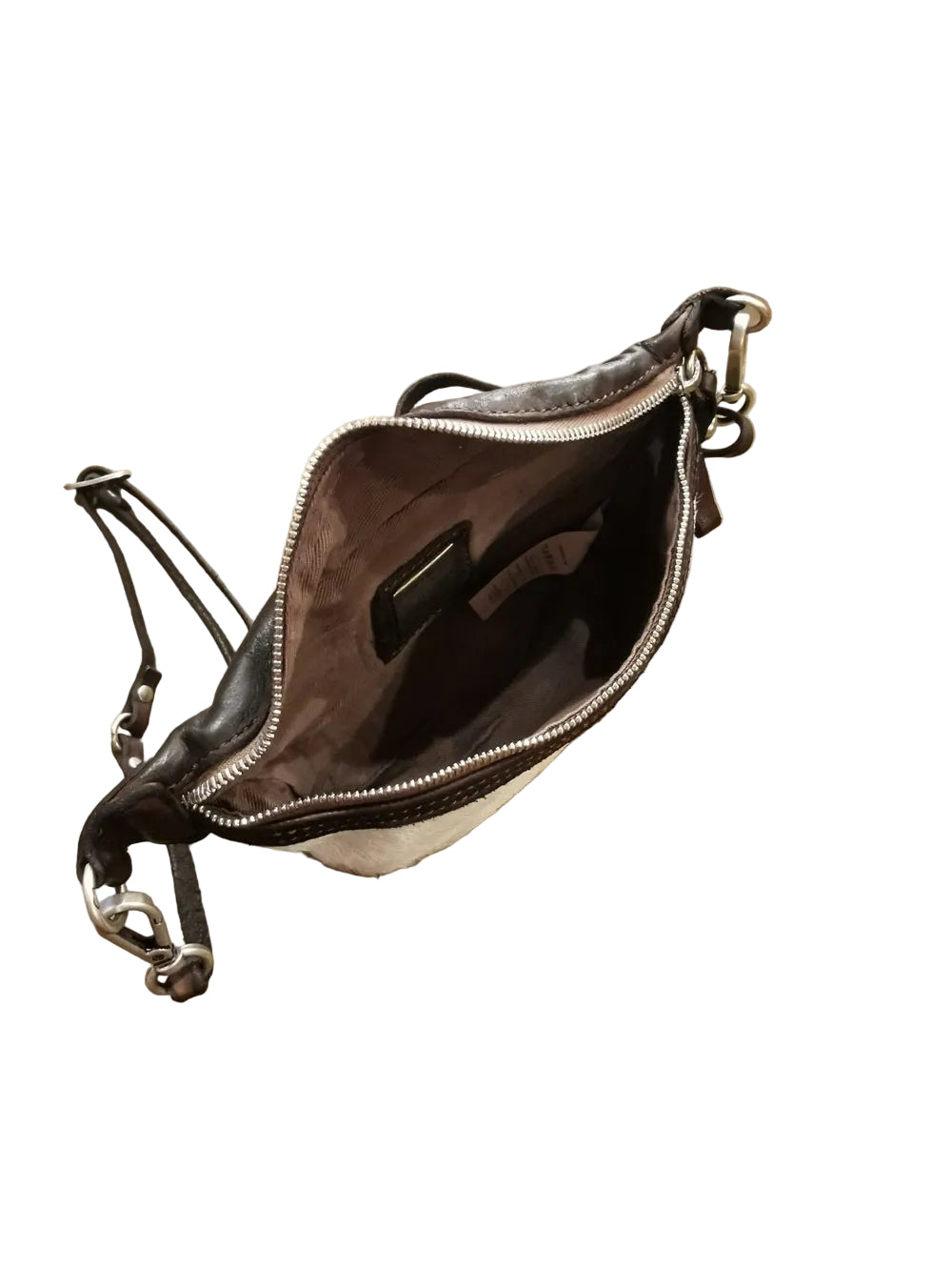 Piccolo marsupio realizzato in pelle, con la parte frontale realizzata in pelle di vacchetta a pelo. Made in Italy