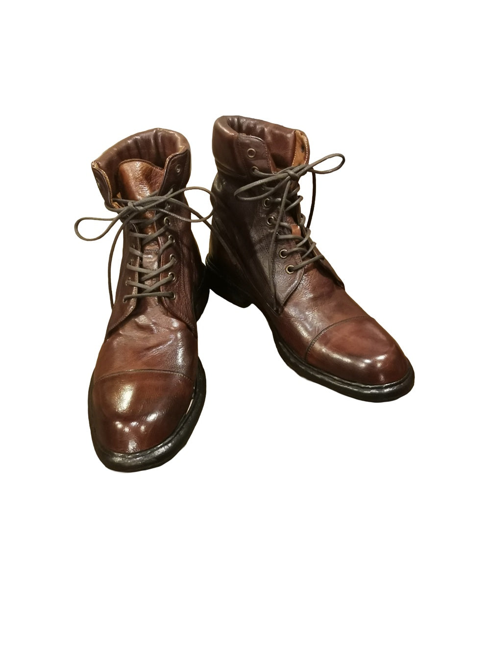 Stivaletto alto stringato da uomo, classico, elegante, un modello che non passa mai di moda.