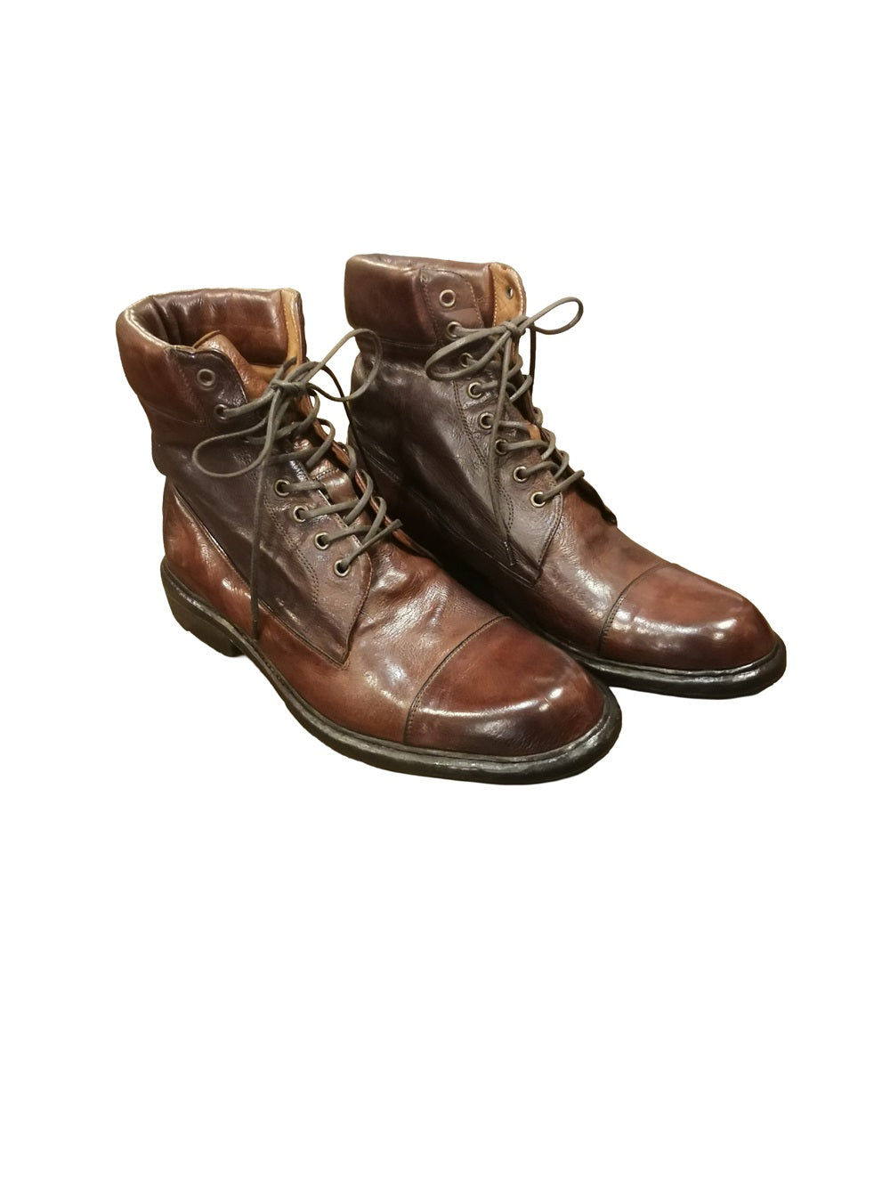Stivaletto alto stringato da uomo, classico, elegante, un modello che non passa mai di moda.
