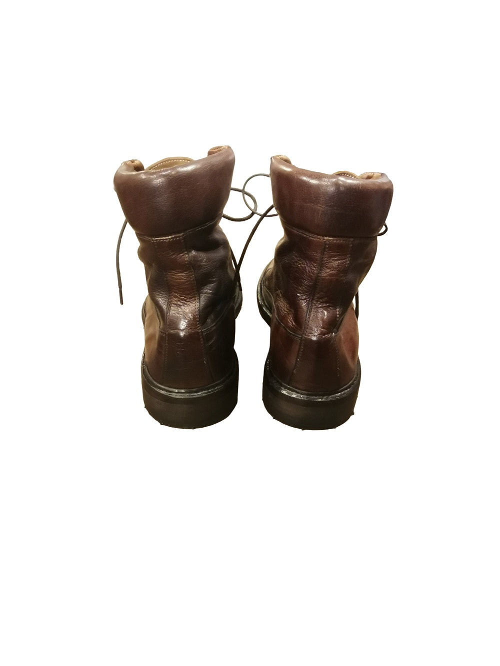 Stivaletto alto stringato da uomo, classico, elegante, un modello che non passa mai di moda.