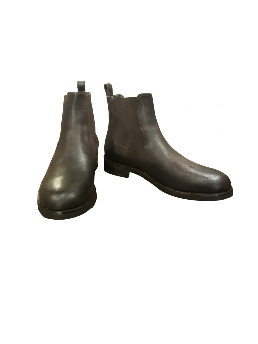 Stivaletto da uomo, in pelle rovesciata in Nabuk. Pratico e facile da indossare grazie alle due bande elastiche poste sui lati.