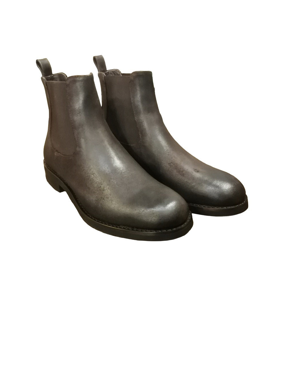 Stivaletto da uomo, in pelle rovesciata in Nabuk. Pratico e facile da indossare grazie alle due bande elastiche poste sui lati.